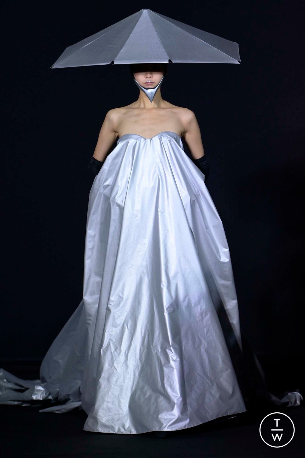 Fashion Week Paris Spring/Summer 2023 look 17 from the Robert Wun collection couture
