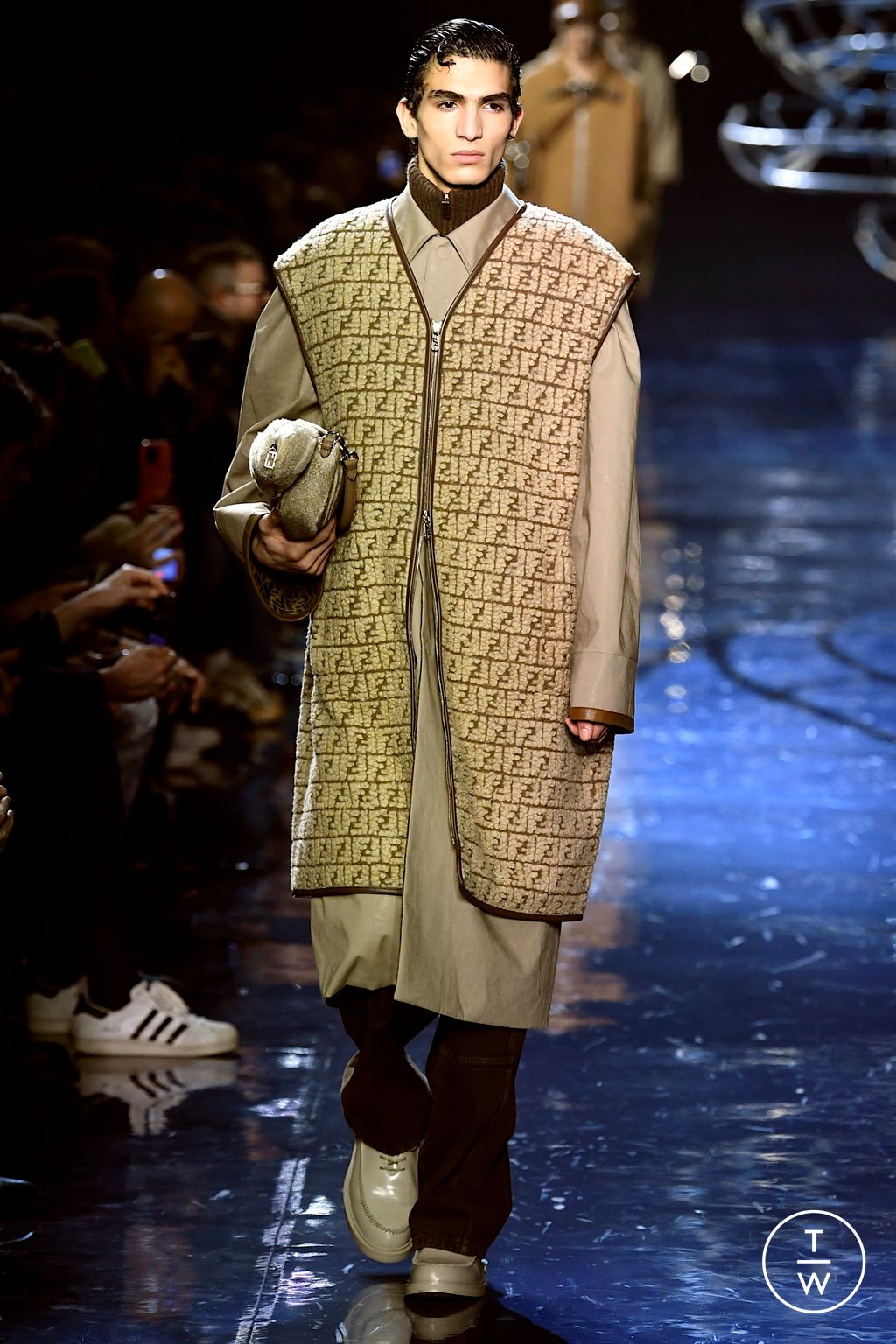 Fashion Week Milan Fall/Winter 2023 look 30 from the Fendi collection 男装