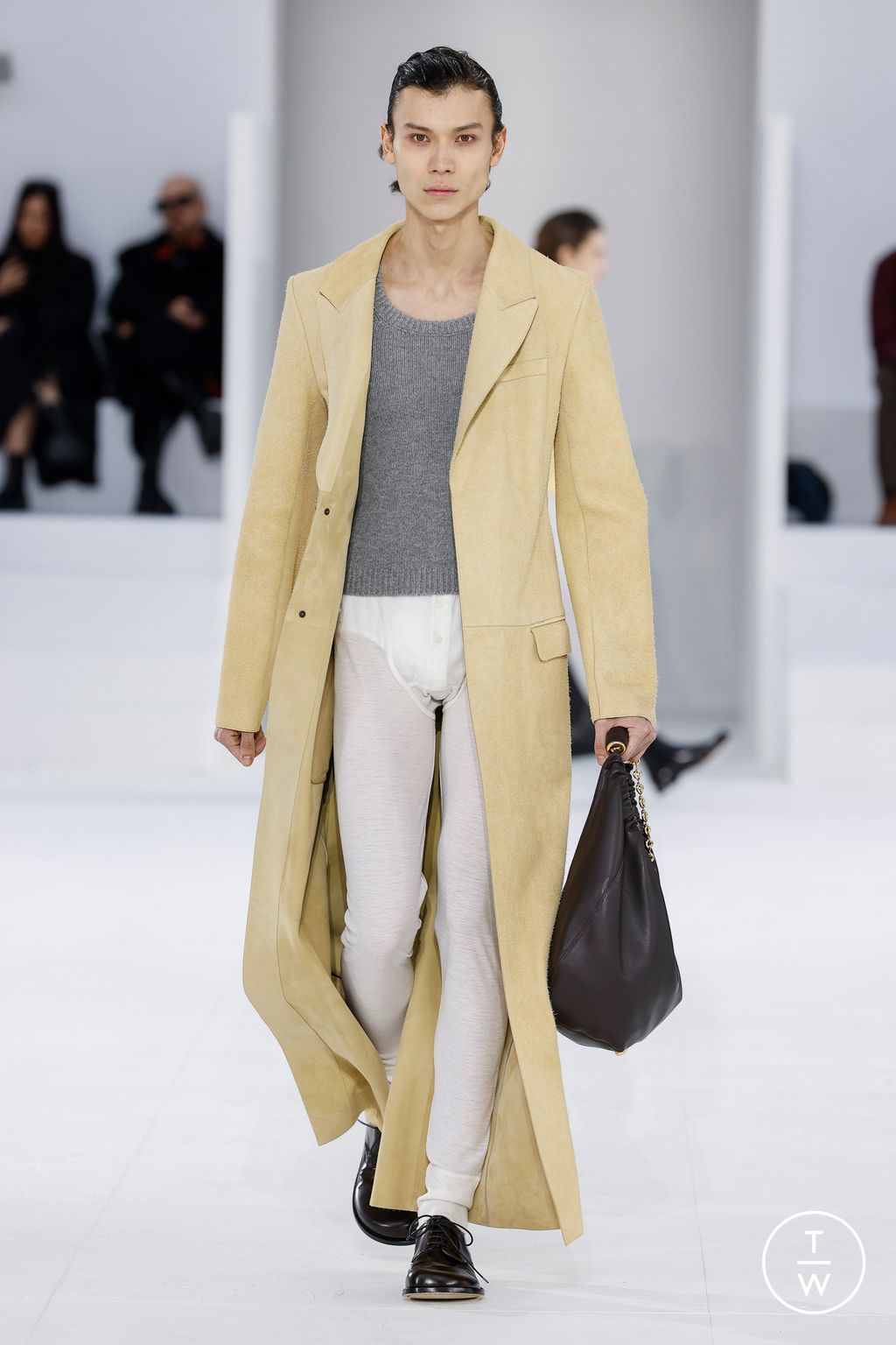 Fashion Week Paris Fall/Winter 2023 look 16 de la collection Loewe menswear