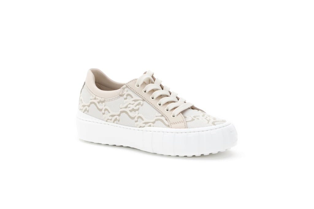 Fashion Week Milan Fall/Winter 2021 look 52 from the Fendi collection womenswear accessories