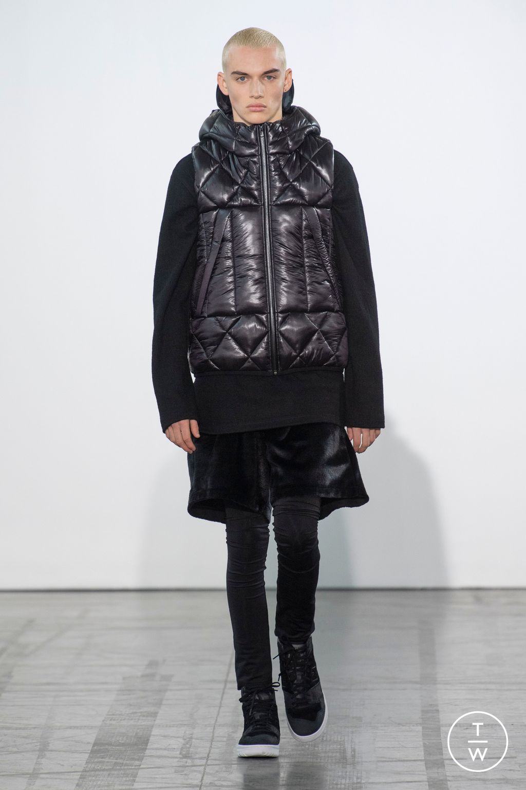 Fashion Week Paris Fall/Winter 2023 look 17 from the Junya Watanabe Man collection menswear