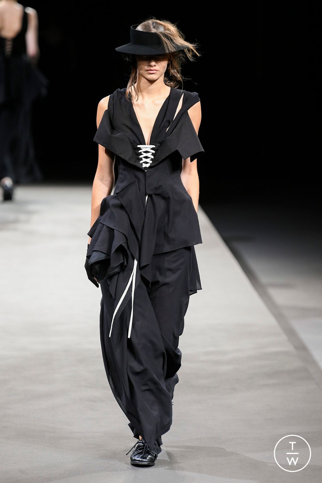 Fashion Week Paris Spring/Summer 2023 look 29 from the Yohji Yamamoto collection womenswear