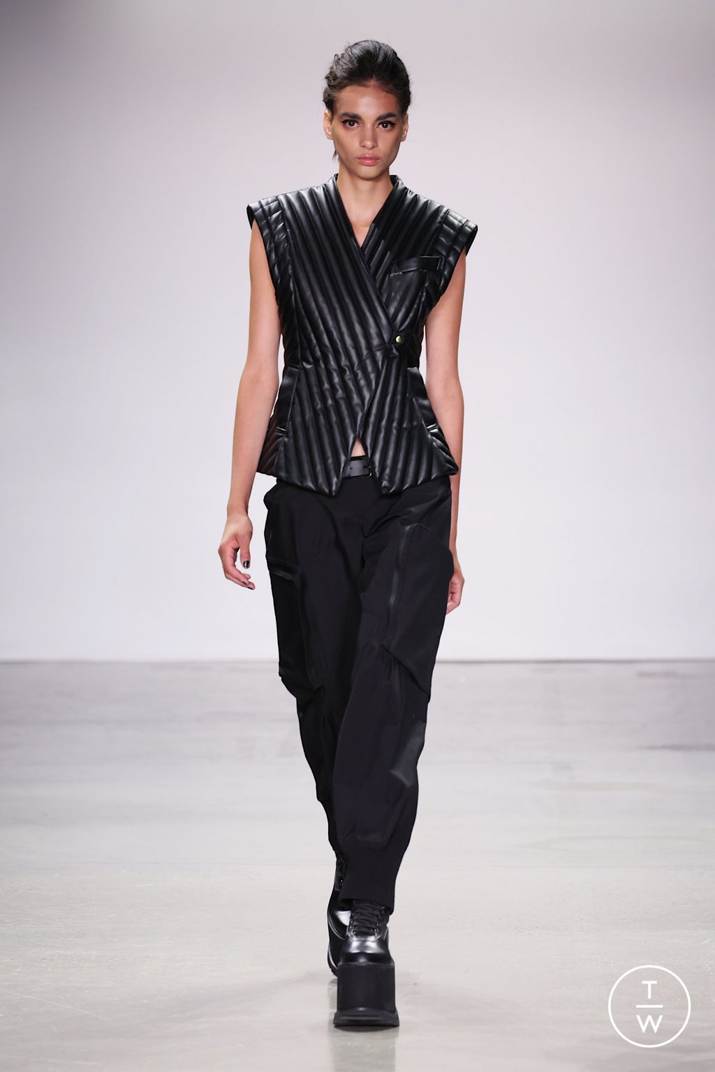 Fashion Week New York Spring/Summer 2023 look 16 from the Bosideng collection womenswear