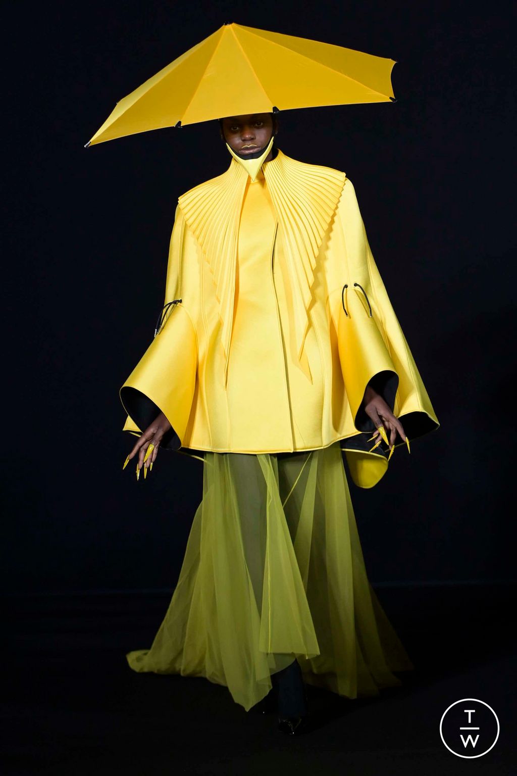 Fashion Week Paris Spring/Summer 2023 look 15 from the Robert Wun collection couture