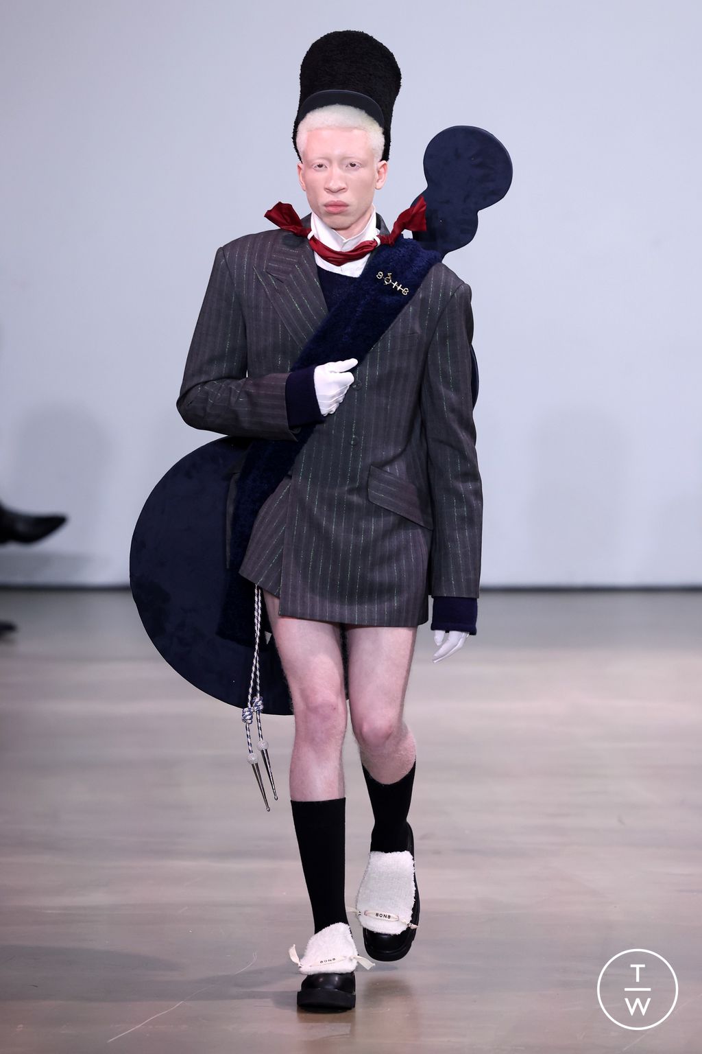 Fashion Week Paris Fall/Winter 2024 look 1 de la collection 8ON8 menswear