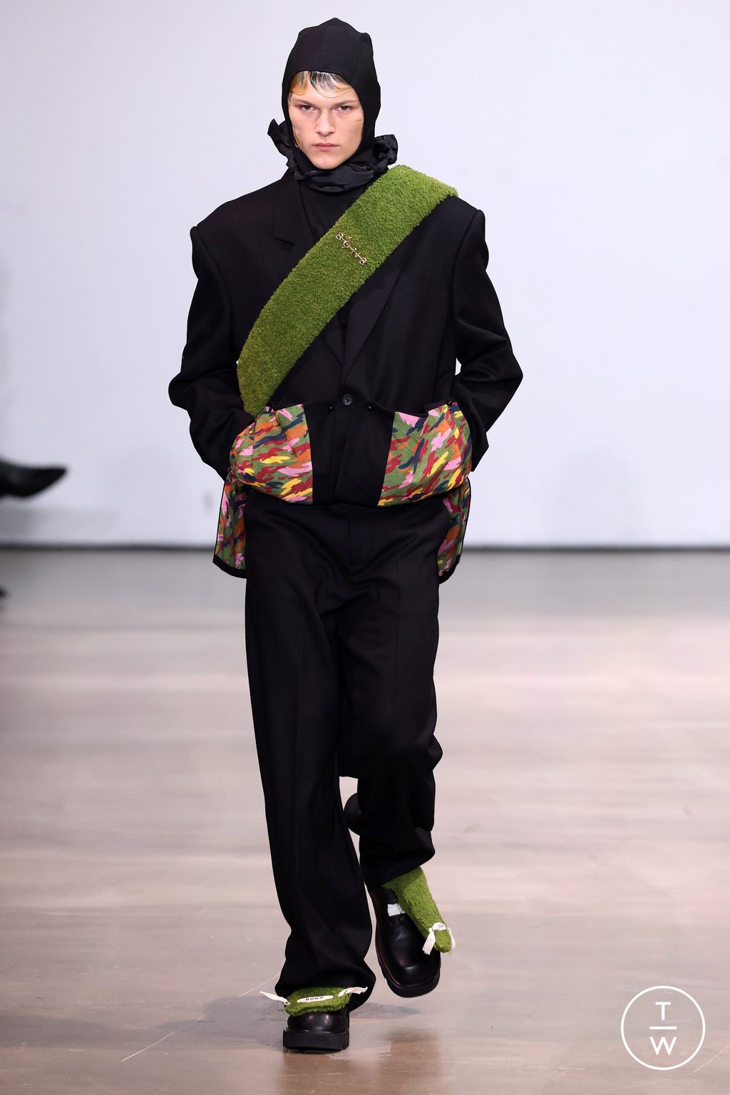 Fashion Week Paris Fall/Winter 2024 look 17 from the 8ON8 collection menswear
