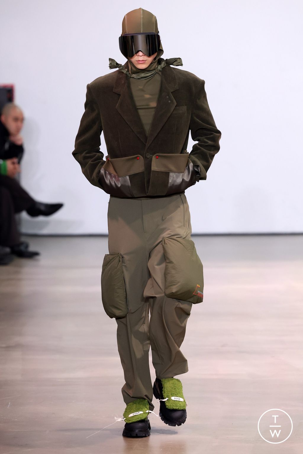 Fashion Week Paris Fall/Winter 2024 look 19 from the 8ON8 collection menswear
