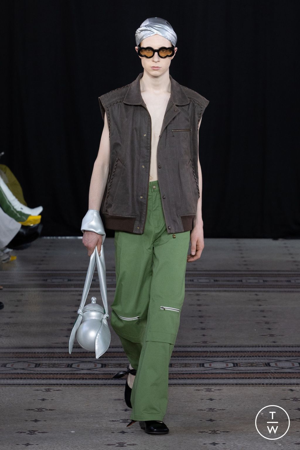 Fashion Week Paris Spring-Summer 2025 look 14 from the 8ON8 collection menswear