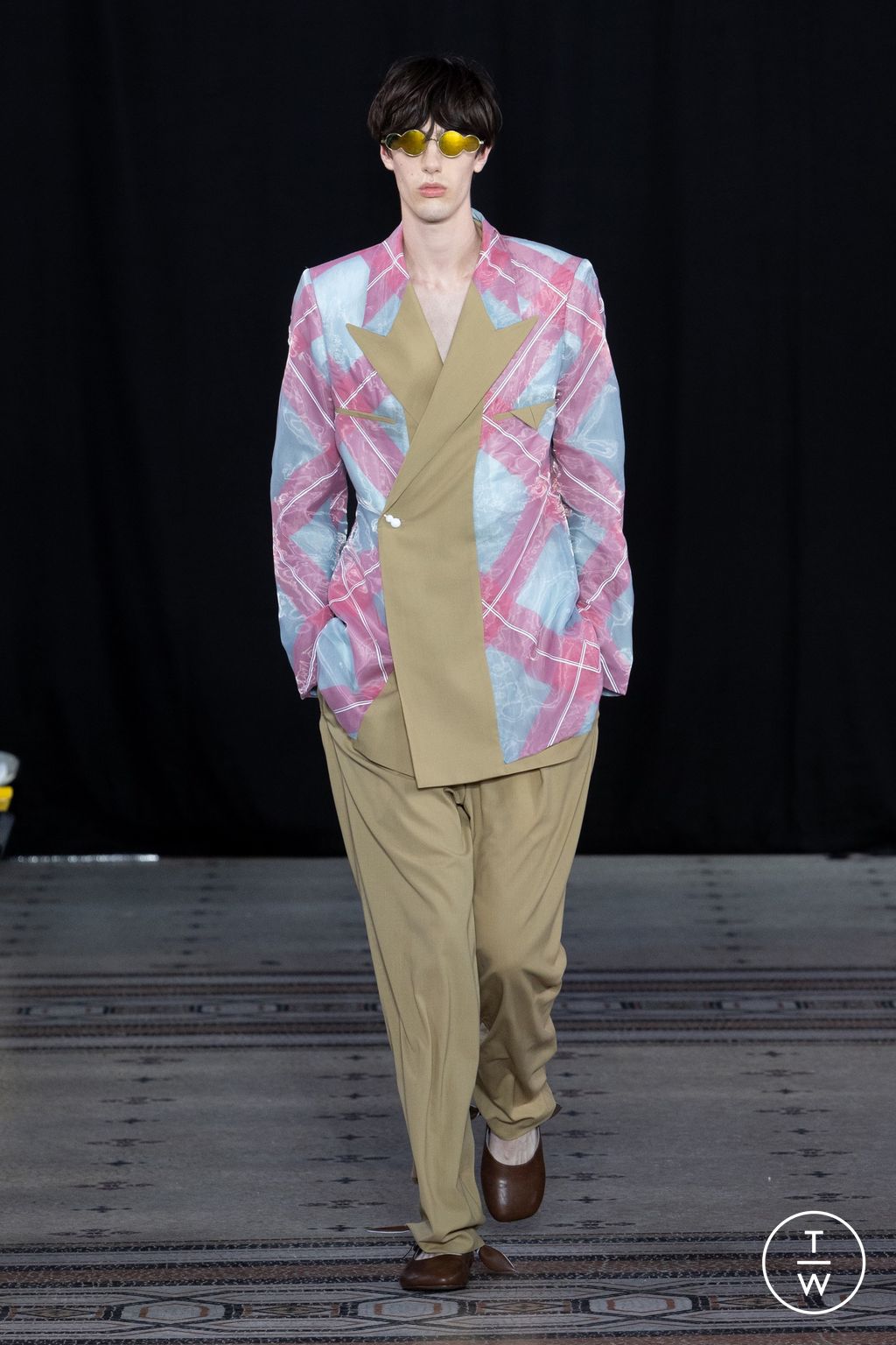 Fashion Week Paris Spring-Summer 2025 look 23 from the 8ON8 collection menswear