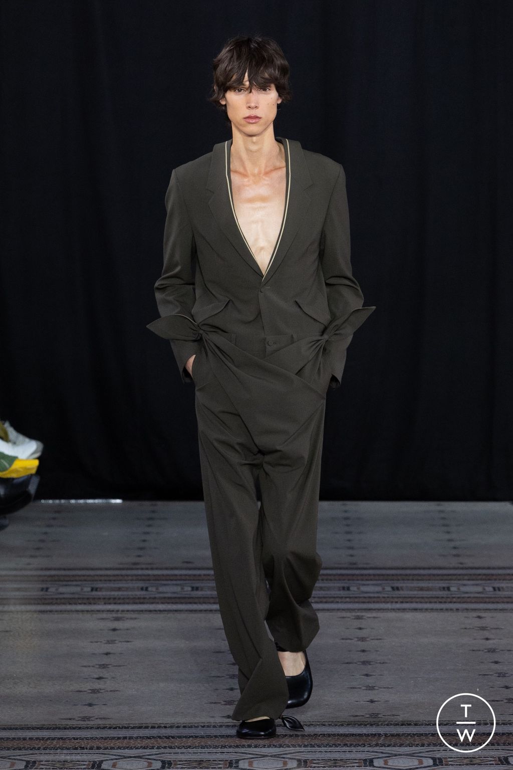 Fashion Week Paris Spring-Summer 2025 look 25 from the 8ON8 collection menswear