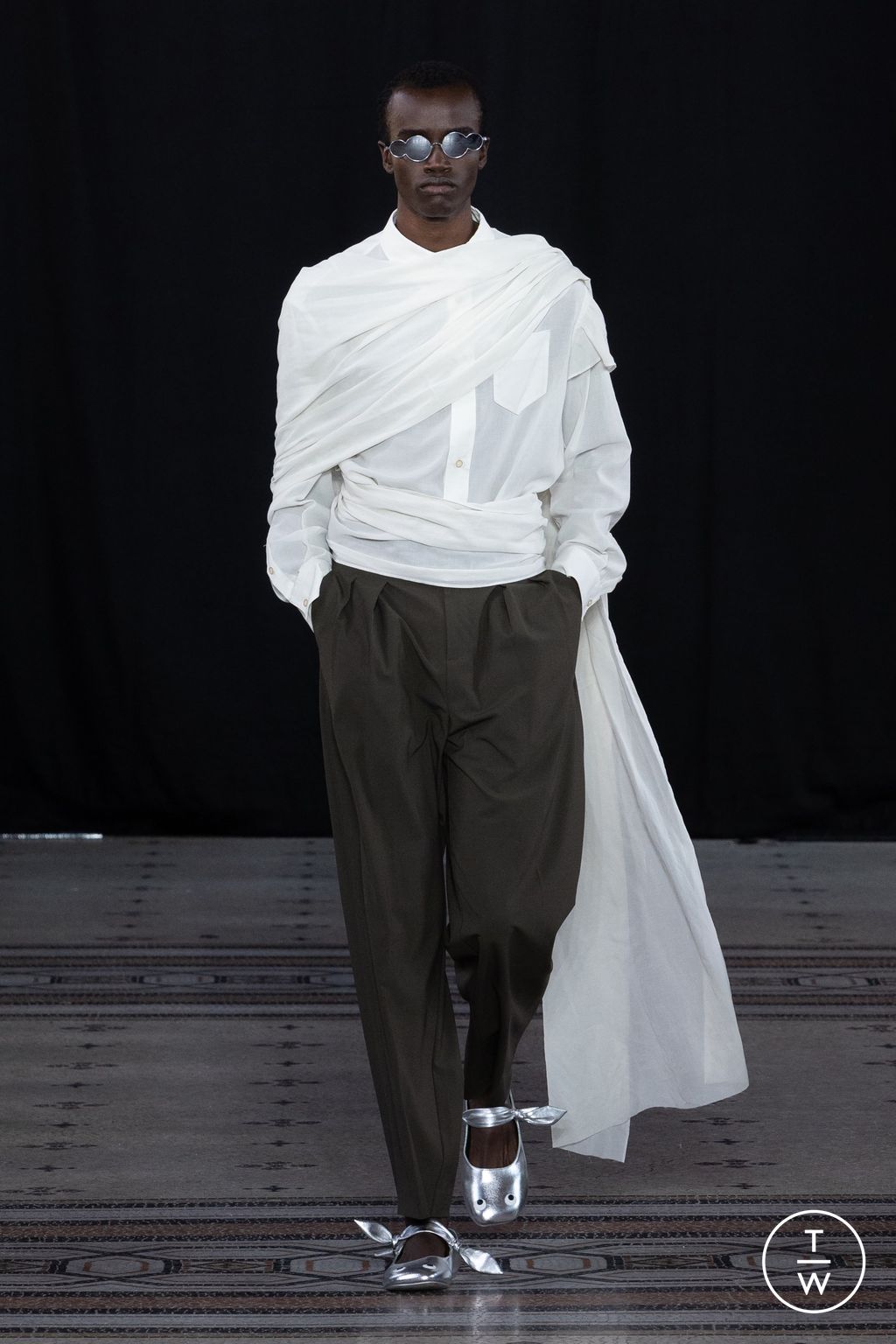 Fashion Week Paris Spring-Summer 2025 look 27 from the 8ON8 collection menswear