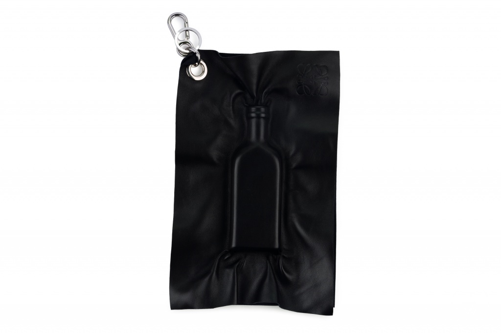 Fashion Week Paris Fall/Winter 2017 look 21 from the Loewe collection menswear accessories