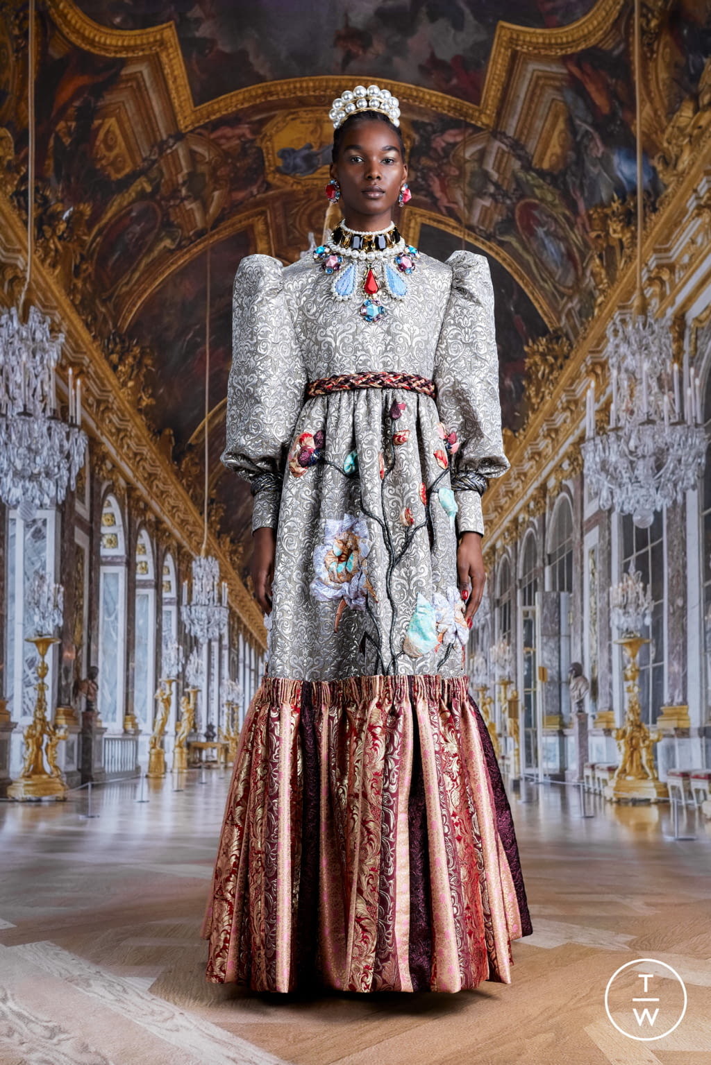 Fashion Week Paris Fall/Winter 2021 look 8 from the Viktor & Rolf collection couture