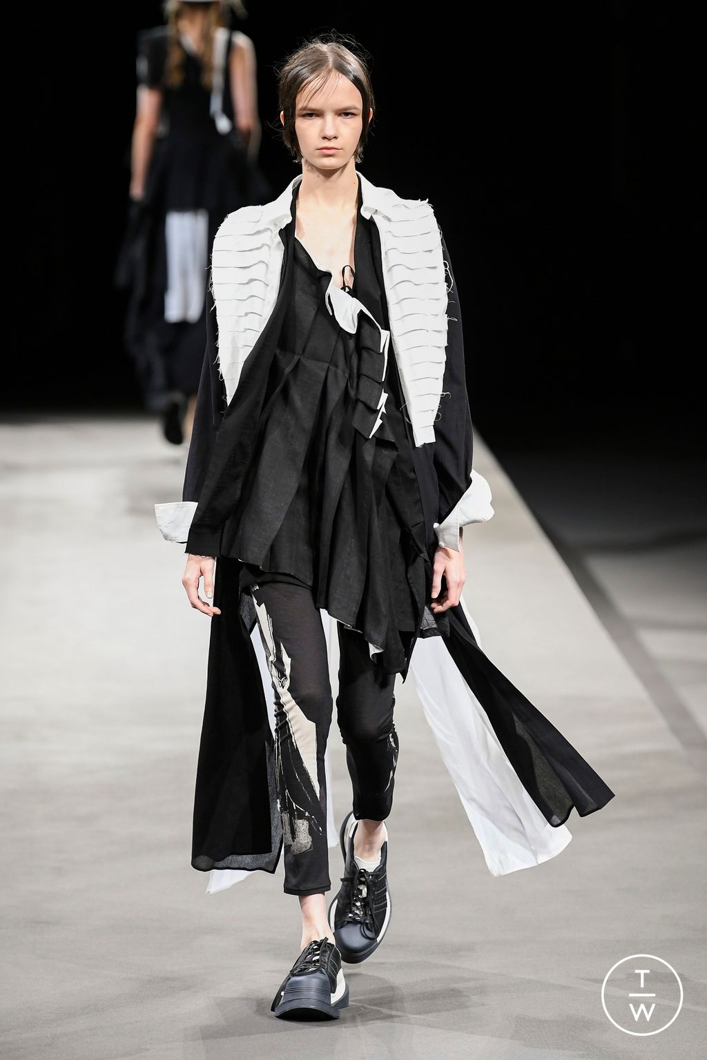 Fashion Week Paris Spring/Summer 2023 look 13 from the Yohji Yamamoto collection 女装
