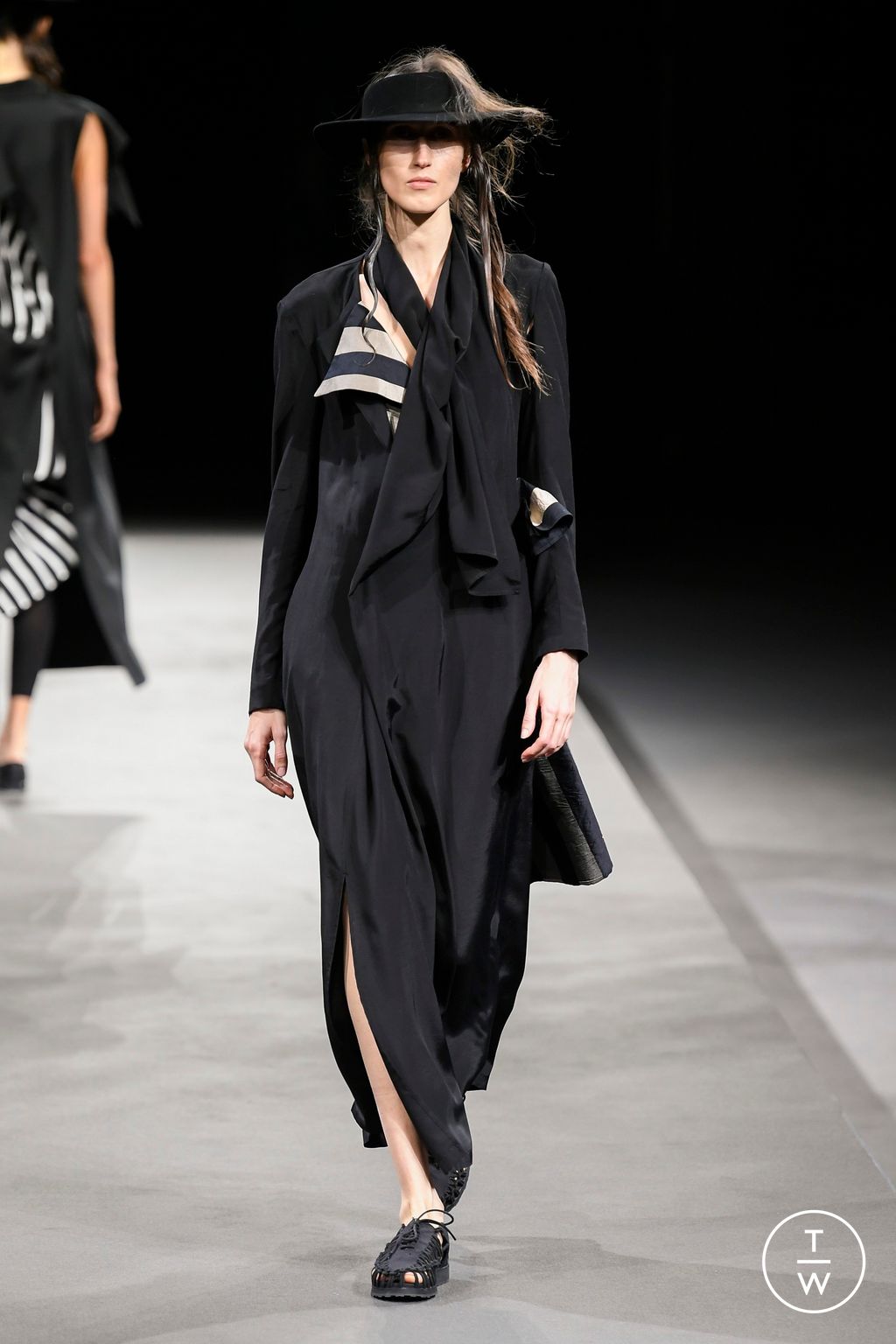 Fashion Week Paris Spring/Summer 2023 look 25 from the Yohji Yamamoto collection 女装