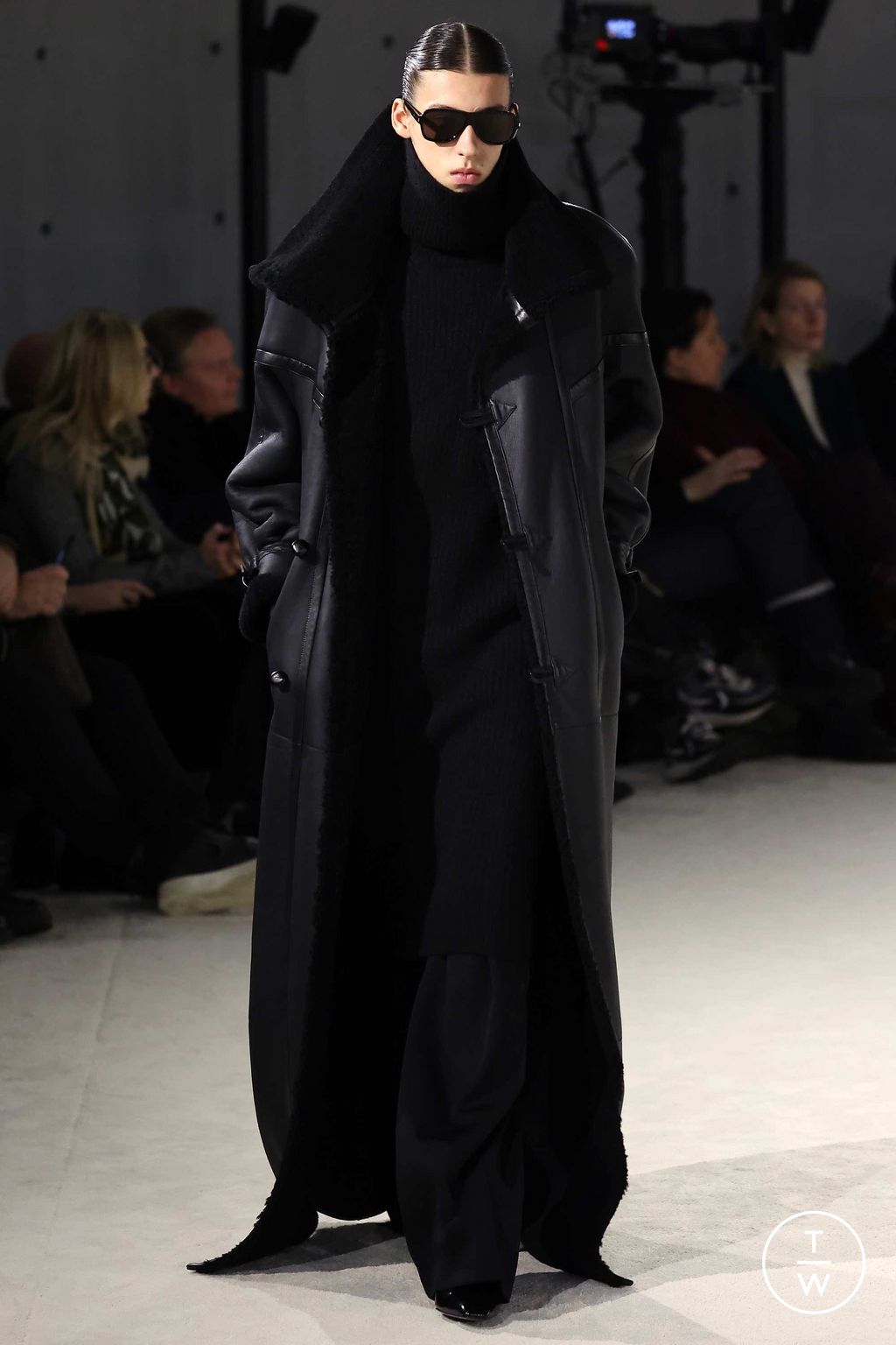 Fashion Week Paris Fall/Winter 2023 look 33 de la collection Saint Laurent menswear