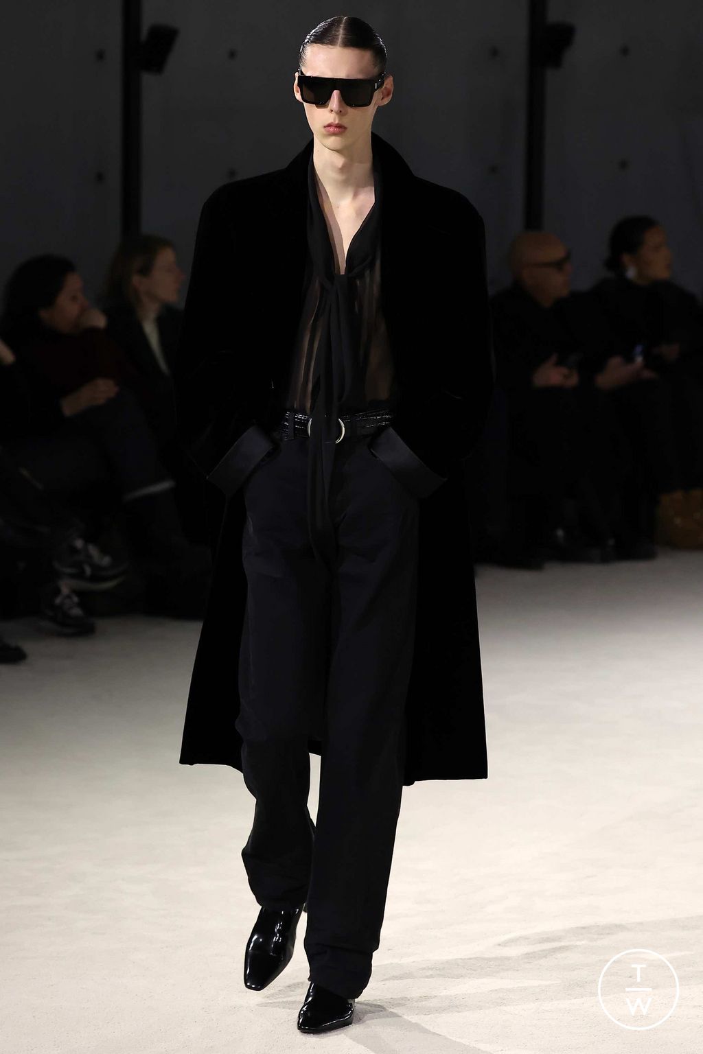 Fashion Week Paris Fall/Winter 2023 look 9 from the Saint Laurent collection 男装