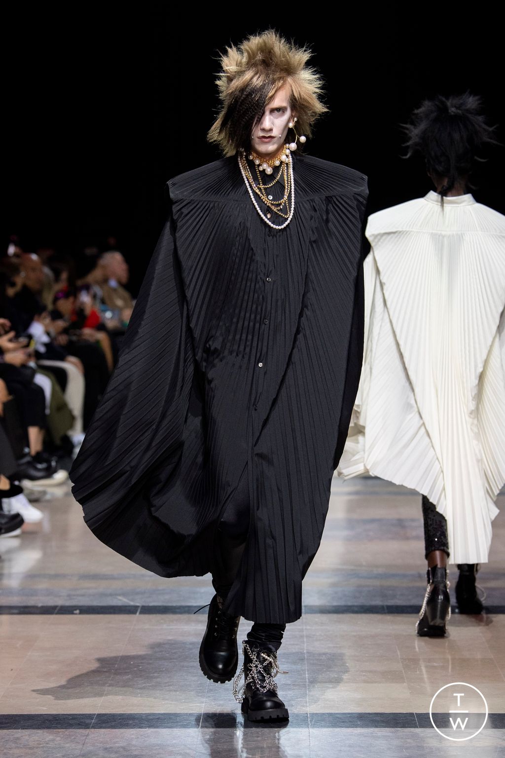Fashion Week Paris Spring/Summer 2023 look 12 de la collection Junya Watanabe womenswear