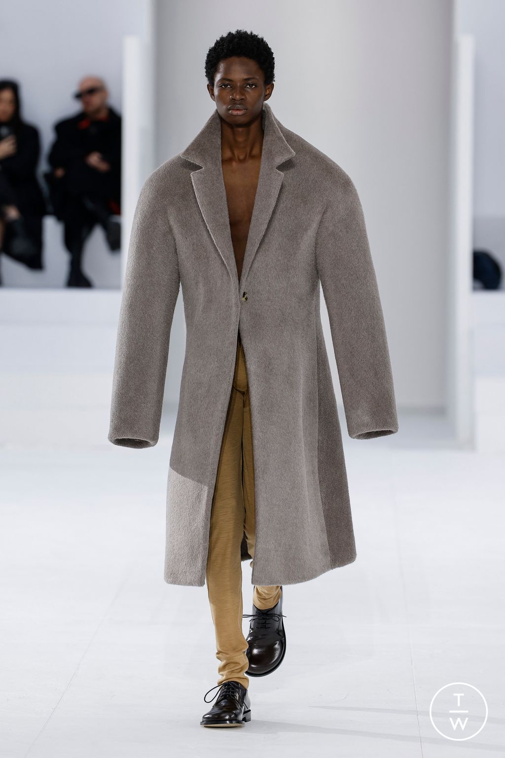Fashion Week Paris Fall/Winter 2023 look 17 de la collection Loewe menswear