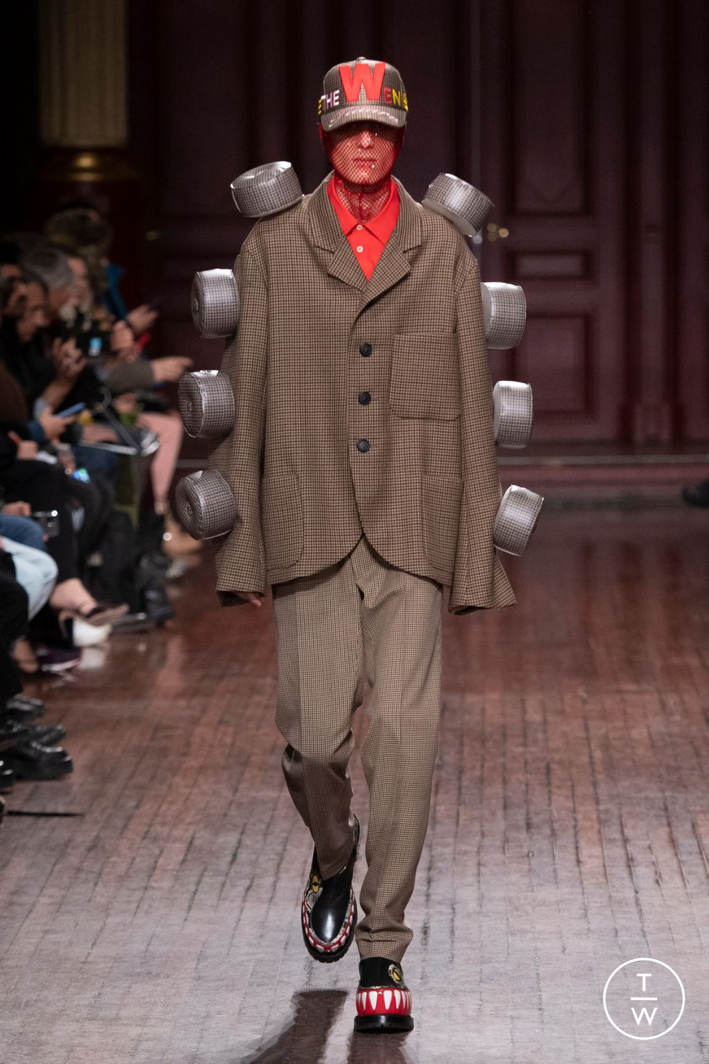 Fashion Week Paris Fall/Winter 2023 look 19 from the Walter Van Beirendonck collection menswear