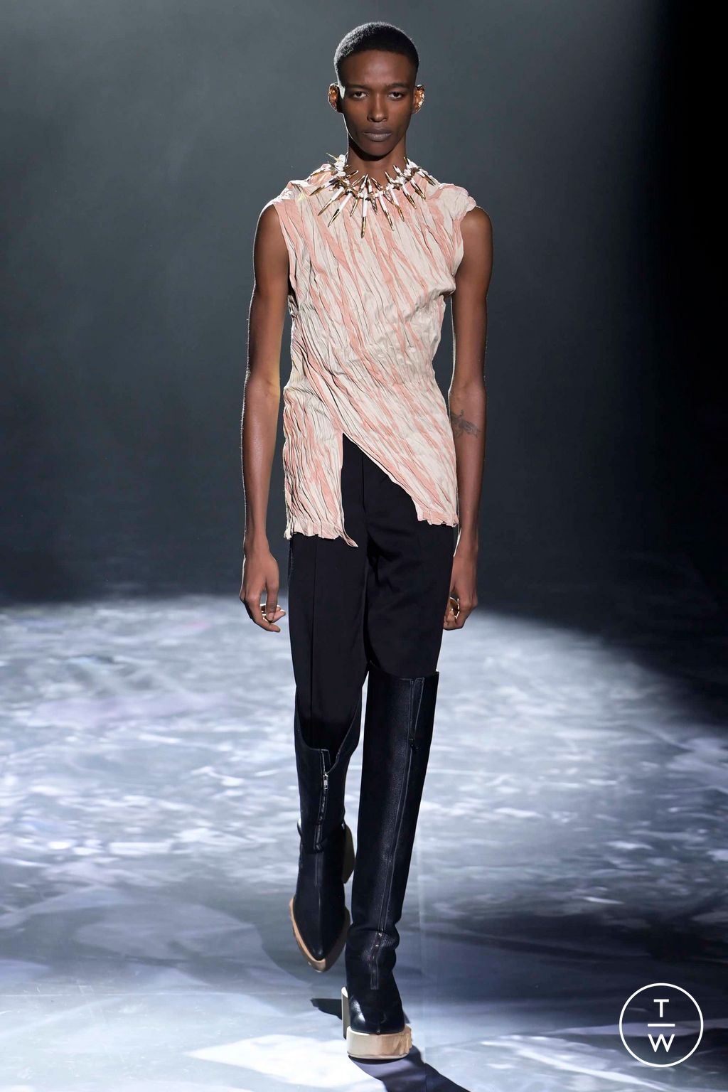 Fashion Week Paris Spring/Summer 2023 look 16 from the Yuima Nakazato collection couture
