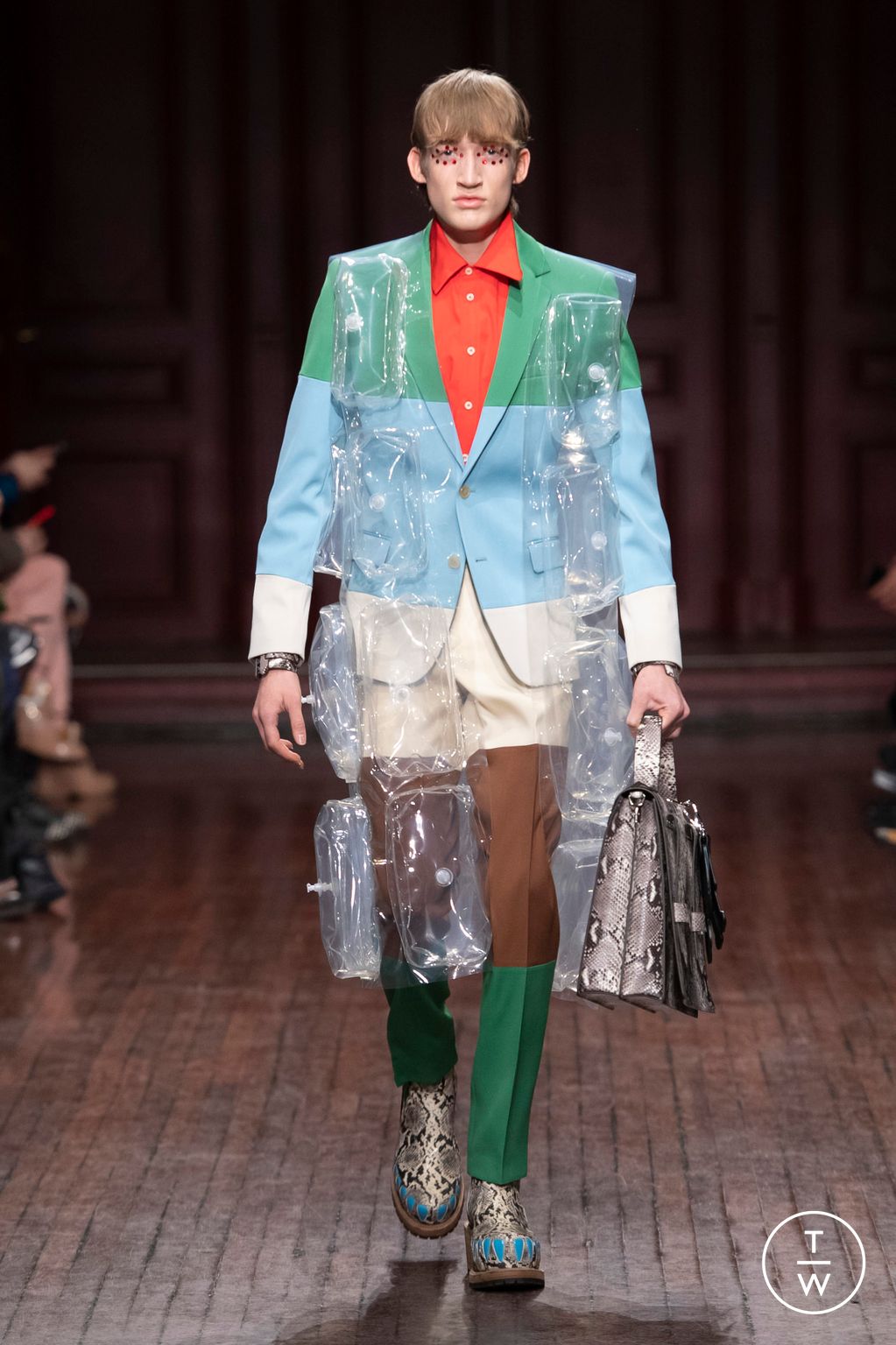 Fashion Week Paris Fall/Winter 2023 look 32 from the Walter Van Beirendonck collection menswear