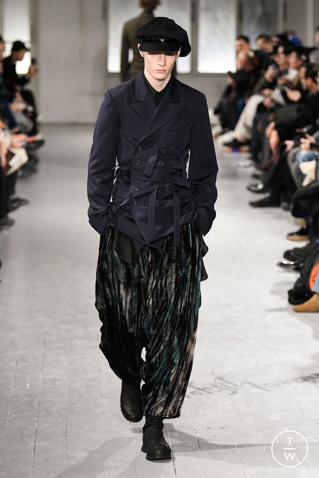 Fashion Week Paris Fall/Winter 2023 look 22 de la collection Yohji Yamamoto menswear