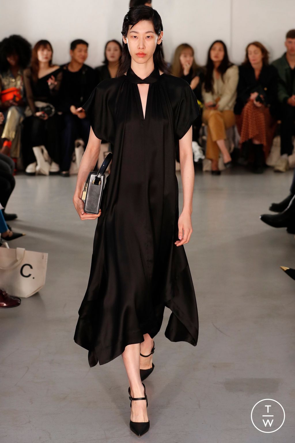 Fashion Week London Spring/Summer 2023 look 38 from the Eudon Choi collection 女装
