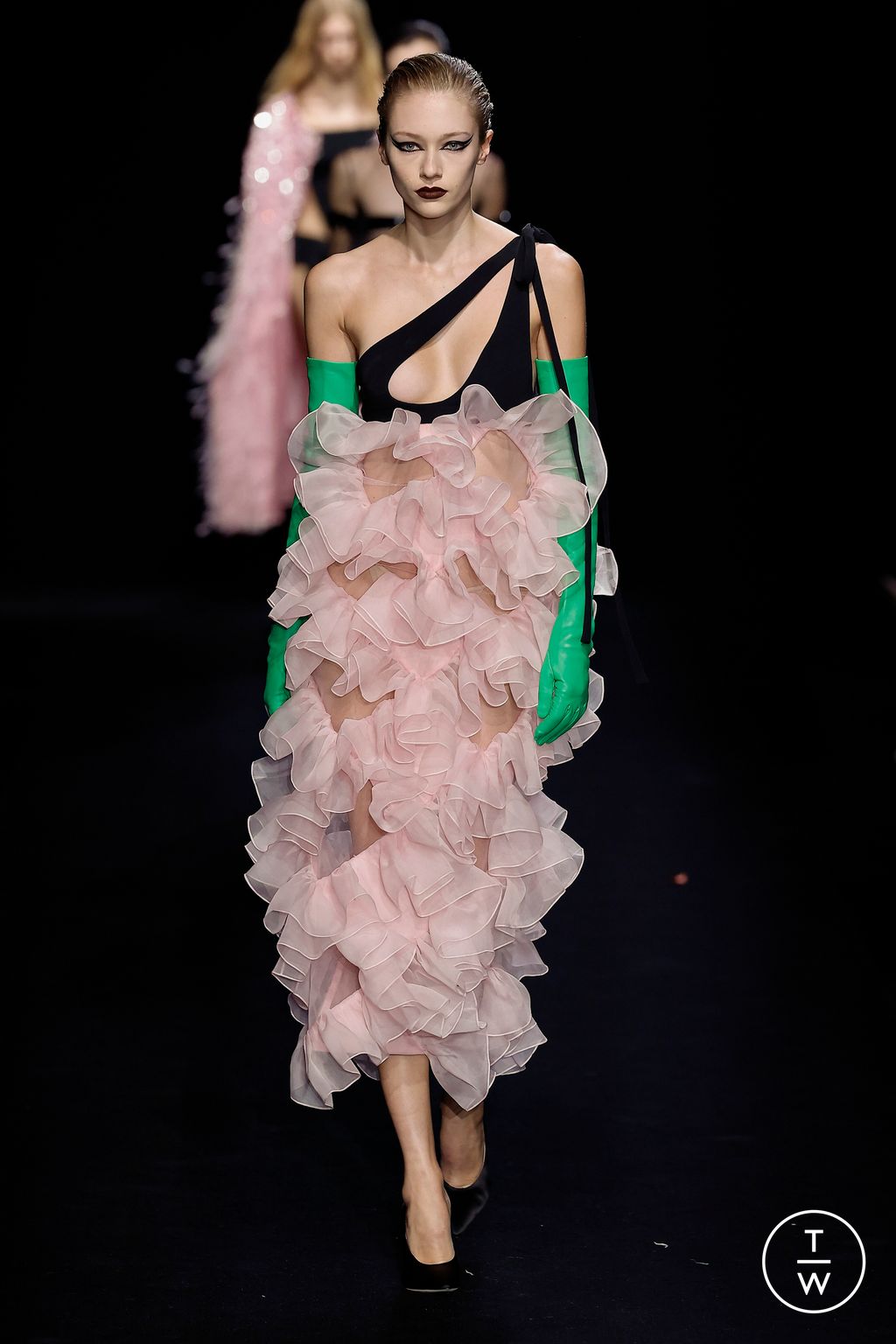 Fashion Week Paris Spring/Summer 2023 look 23 from the Valentino collection couture