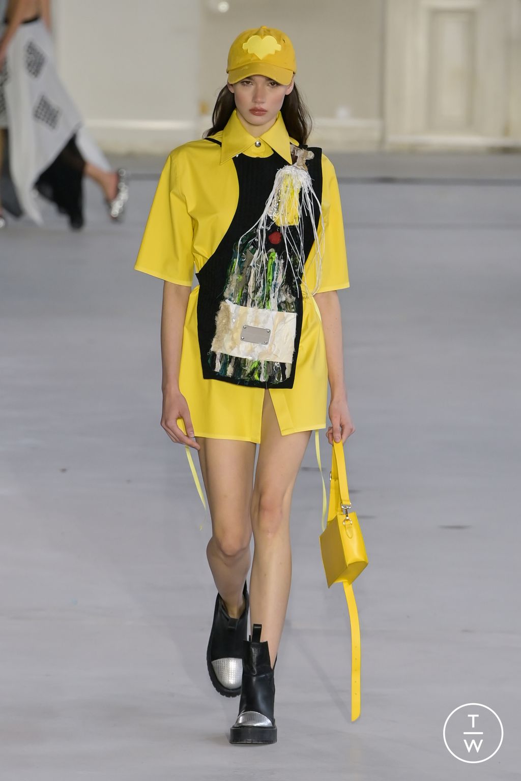 Fashion Week Paris Spring/Summer 2023 look 37 from the Victoria/tomas collection 女装