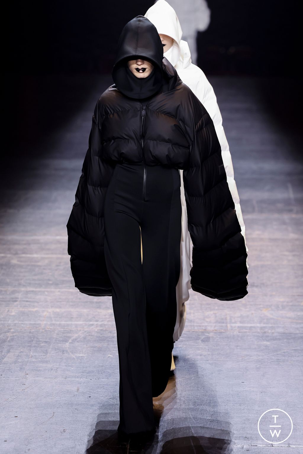 Fashion Week Paris Fall/Winter 2023 look 28 de la collection Rains menswear