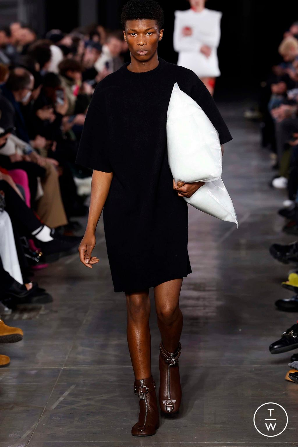 Fashion Week Milan Fall/Winter 2023 look 3 de la collection JW Anderson menswear