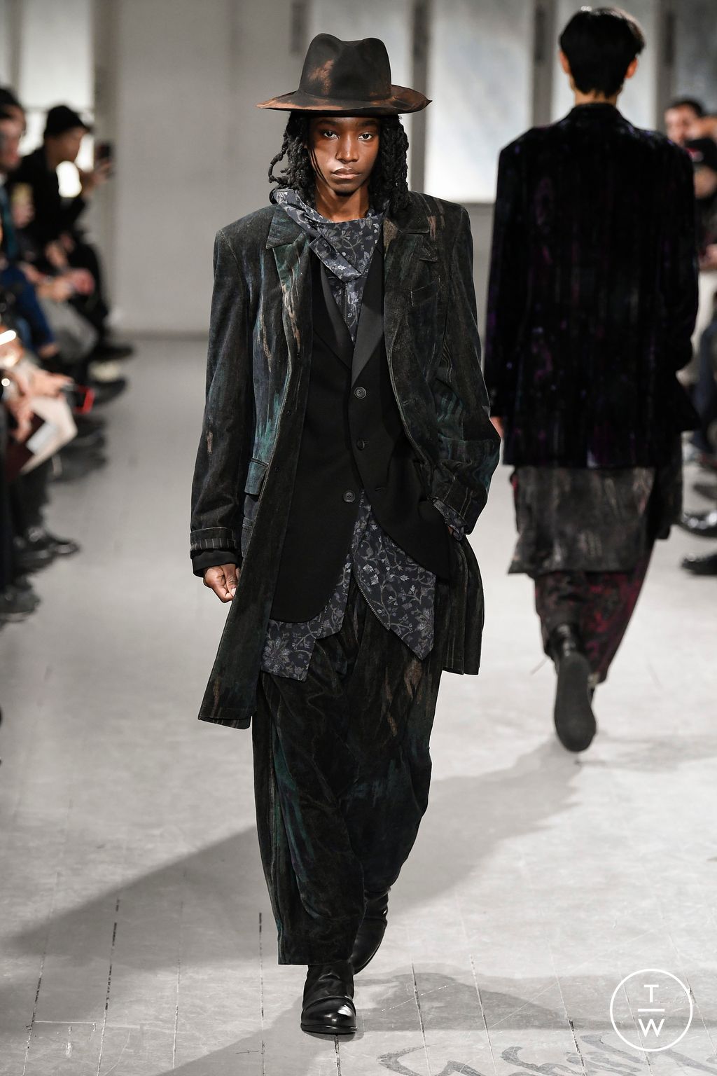 Fashion Week Paris Fall/Winter 2023 look 16 from the Yohji Yamamoto collection menswear