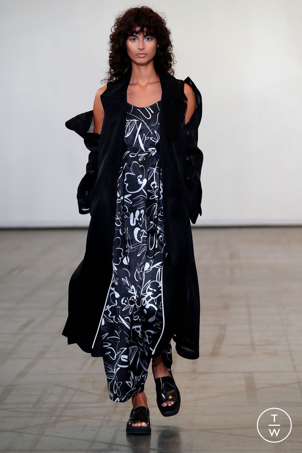 Fashion Week Paris Spring/Summer 2023 look 34 from the Ujoh collection 女装