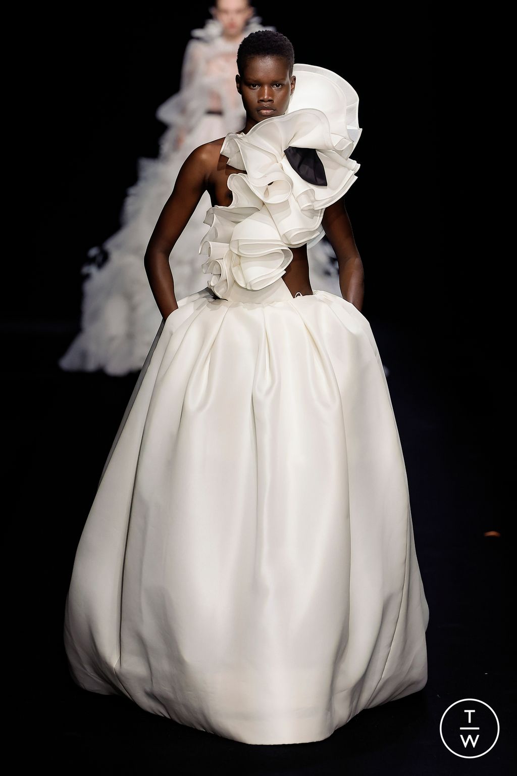 Fashion Week Paris Spring/Summer 2023 look 88 from the Valentino collection couture