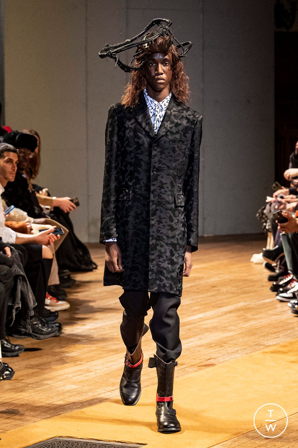 Fashion Week Paris Fall/Winter 2023 look 25 from the Comme des Garçons Homme Plus collection 男装