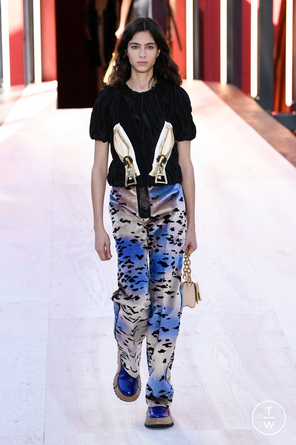 Fashion Week Paris Spring/Summer 2023 look 42 from the Louis Vuitton collection 女装