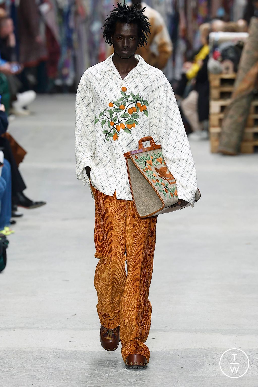 Fashion Week Milan Fall/Winter 2023 look 32 from the Etro collection 男装