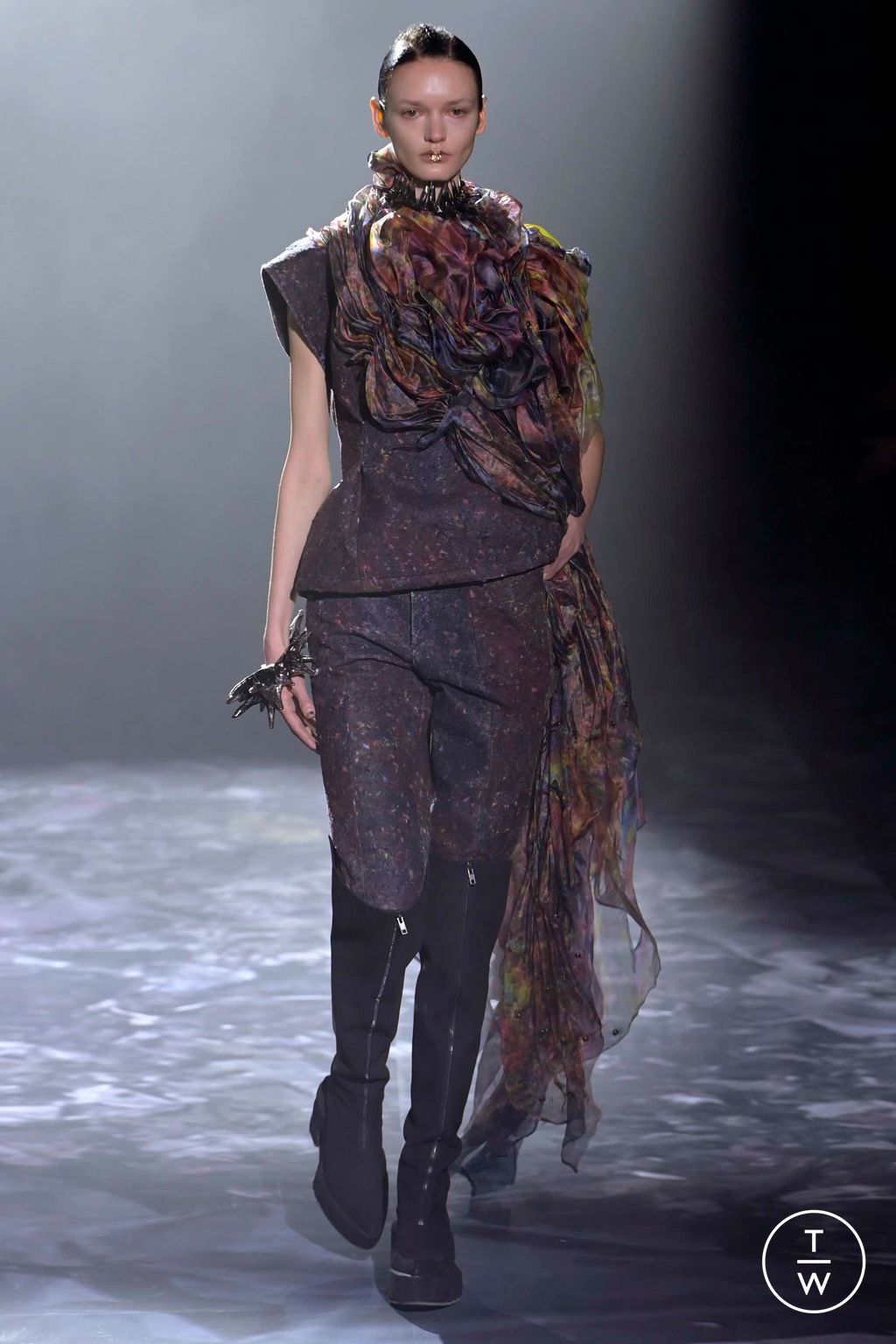 Fashion Week Paris Spring/Summer 2023 look 7 de la collection Yuima Nakazato couture