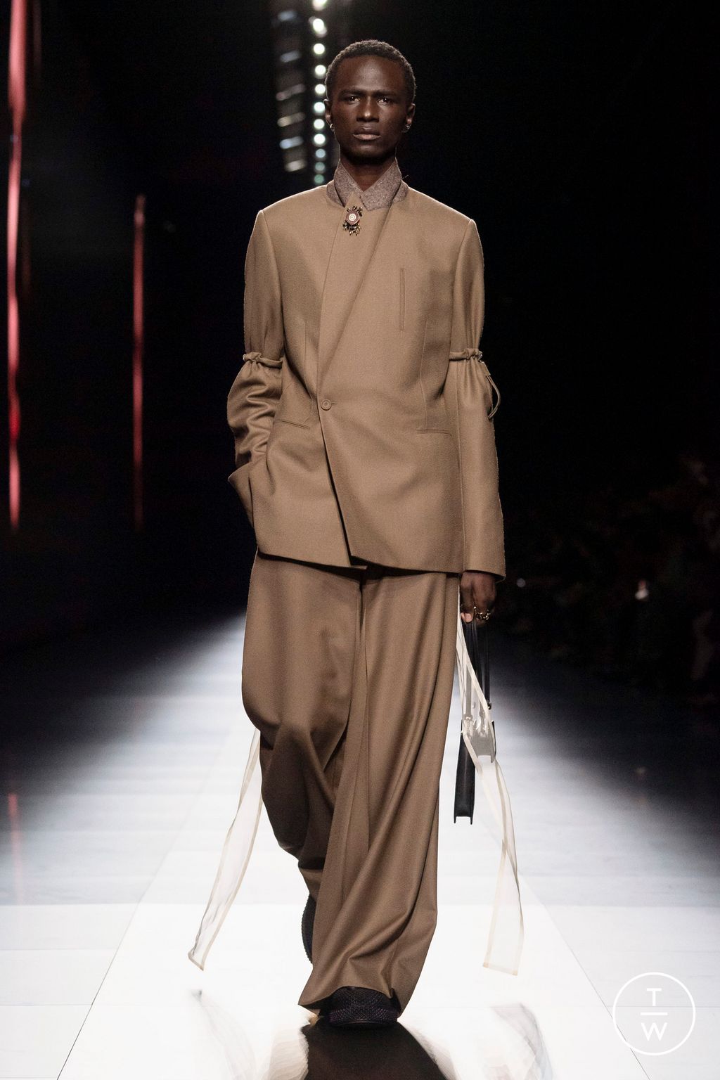 Fashion Week Paris Fall/Winter 2023 look 48 de la collection Dior Men menswear