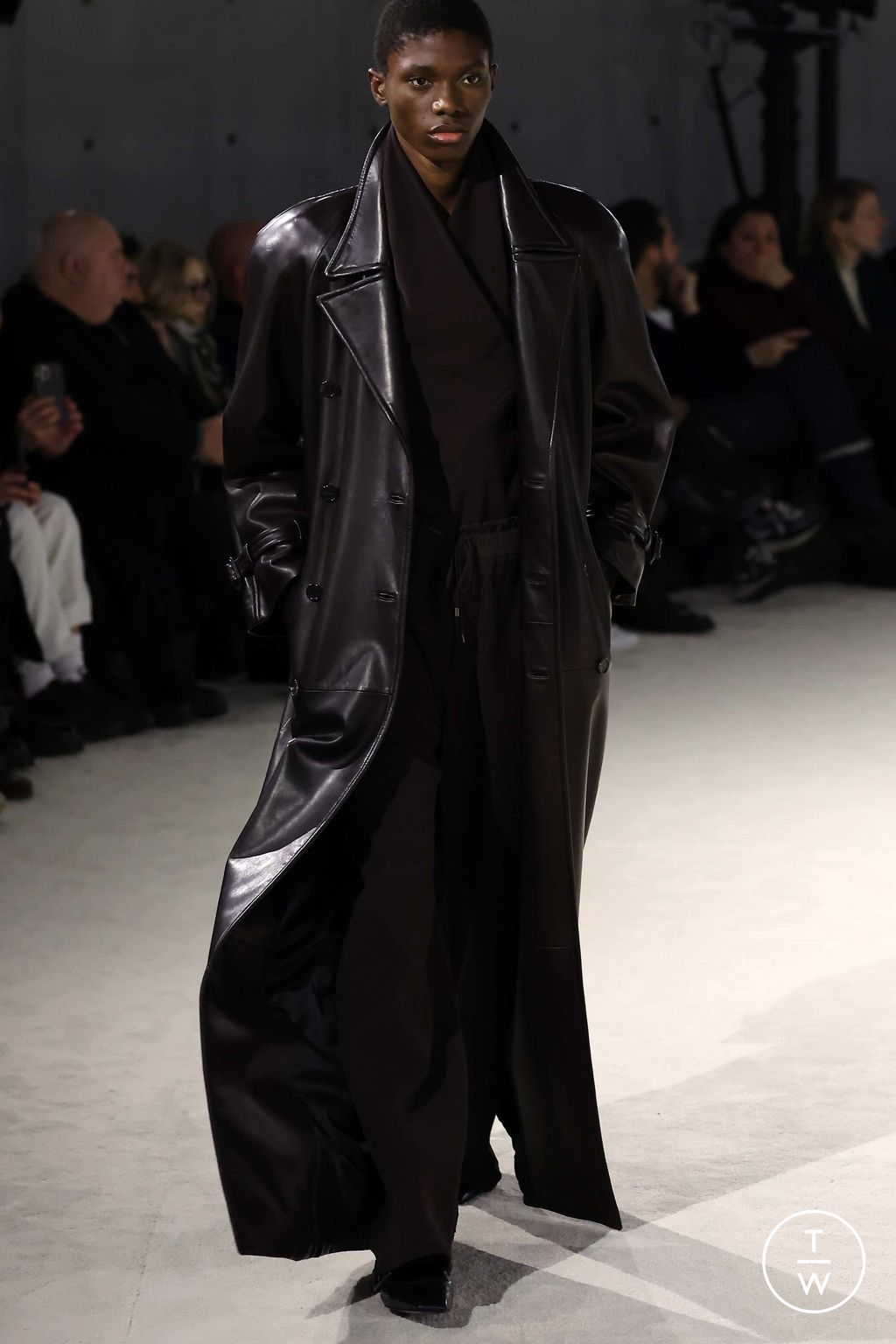 Fashion Week Paris Fall/Winter 2023 look 17 from the Saint Laurent collection 男装