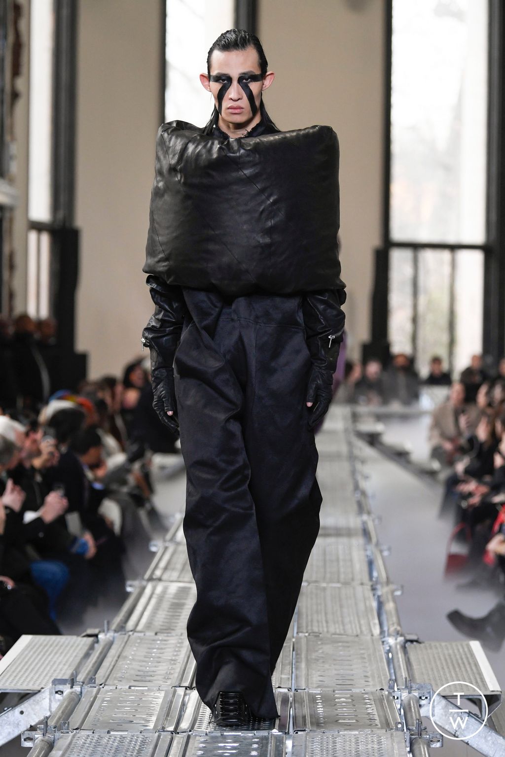 Fashion Week Paris Fall/Winter 2023 look 47 from the Rick Owens collection menswear