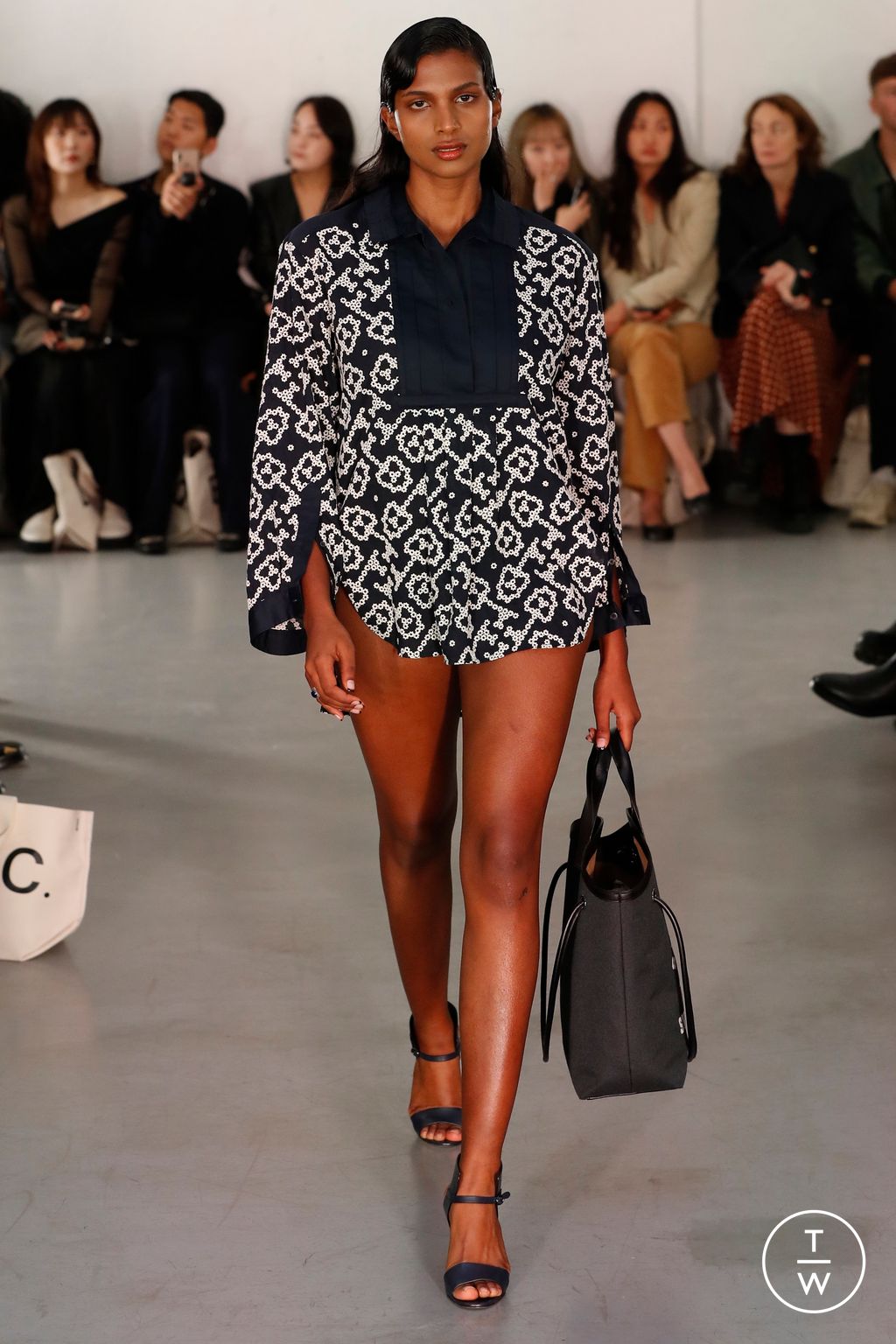 Fashion Week London Spring/Summer 2023 look 10 de la collection Eudon Choi womenswear