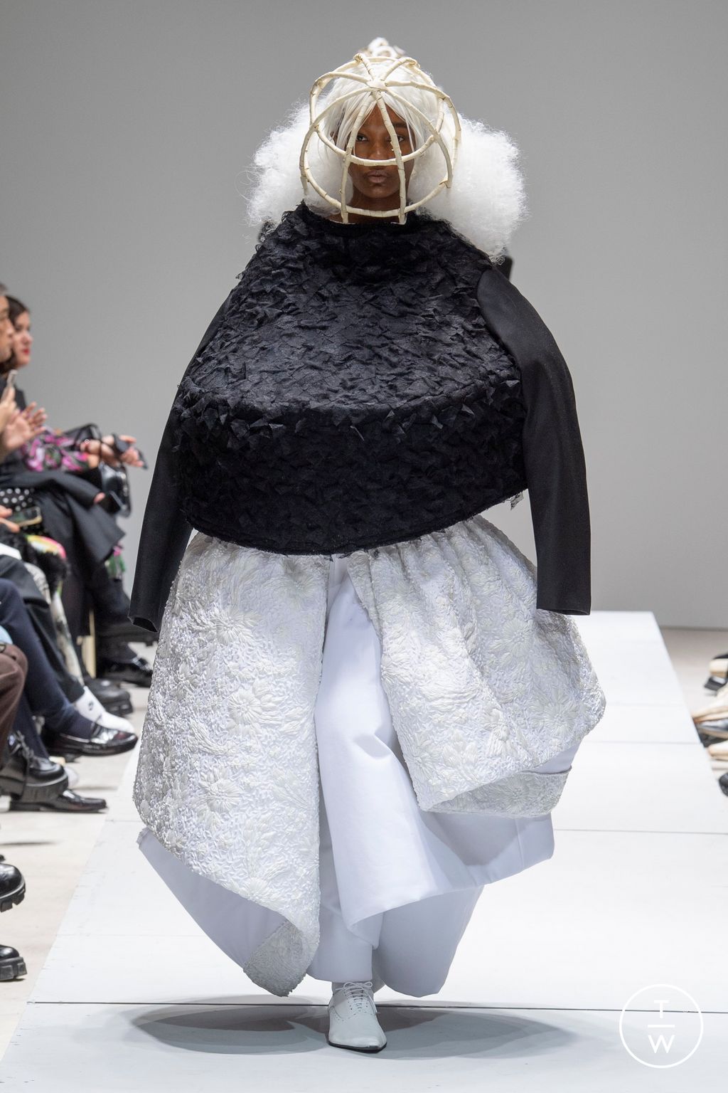 Fashion Week Paris Spring/Summer 2023 look 8 de la collection Comme des Garçons womenswear