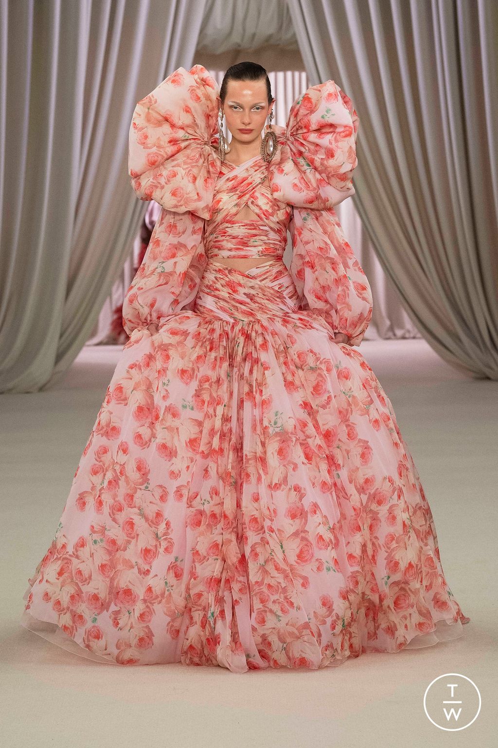 Fashion Week Paris Spring/Summer 2023 look 15 from the Giambattista Valli collection couture