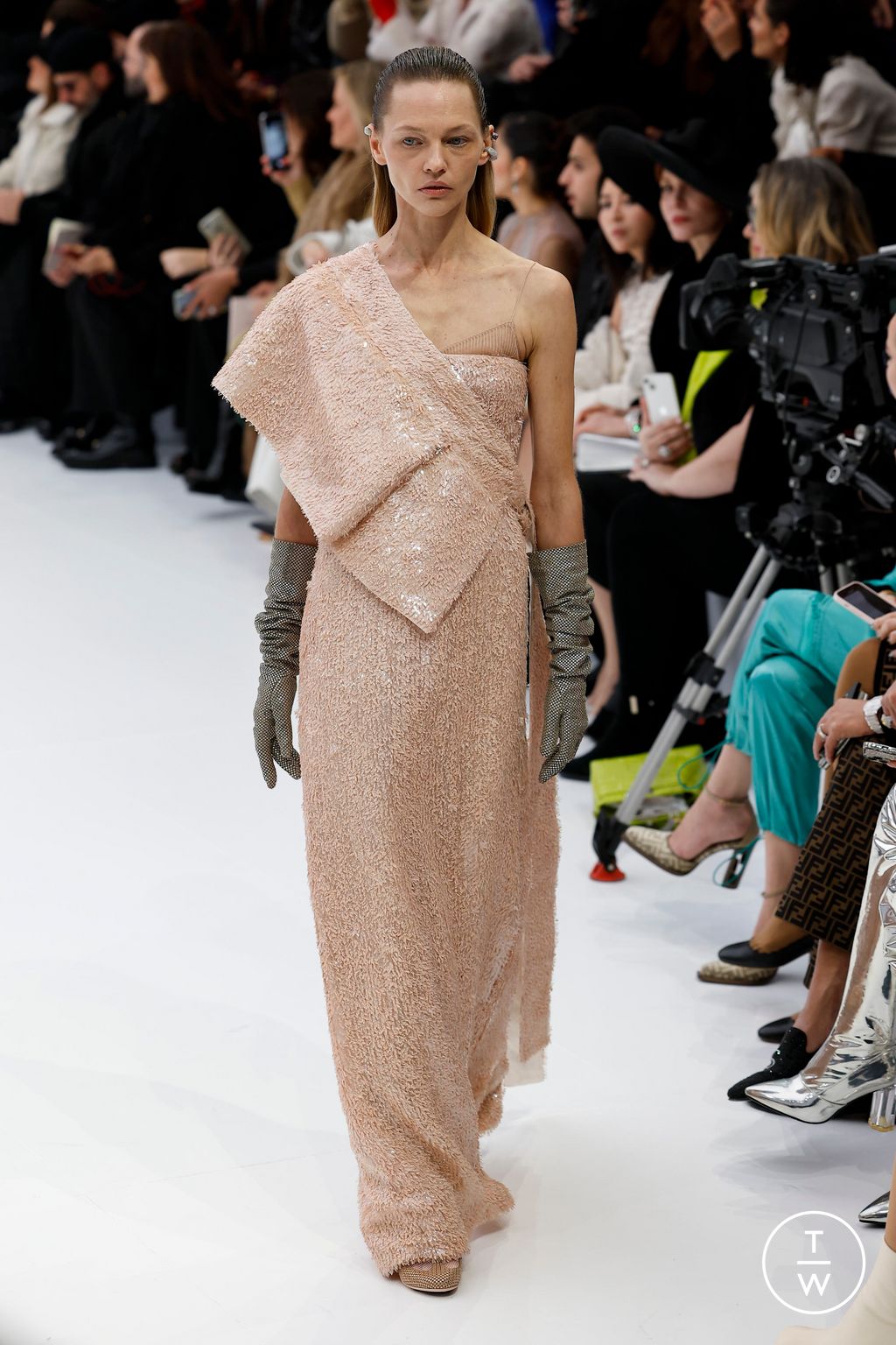 Fashion Week Paris Spring/Summer 2023 look 9 from the Fendi collection couture
