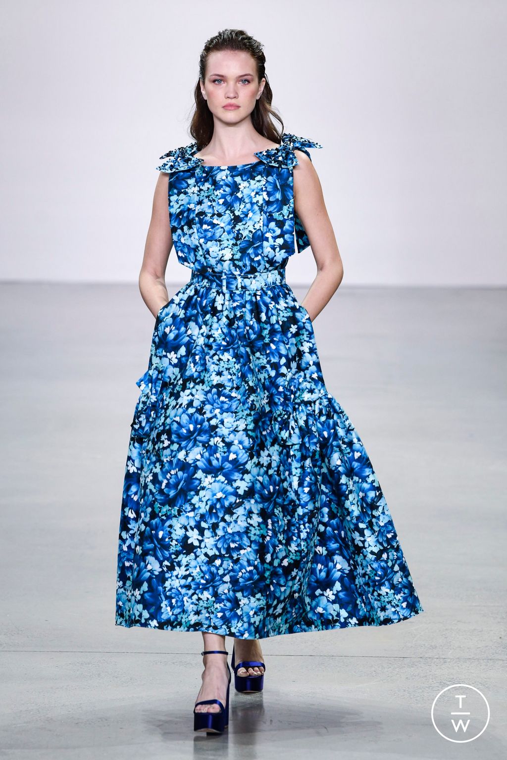 Fashion Week New York Spring/Summer 2023 look 27 from the Badgley Mischka collection 女装