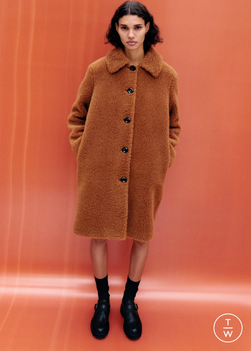 Fashion Week Paris Fall/Winter 2021 look 6 from the Apc collection womenswear