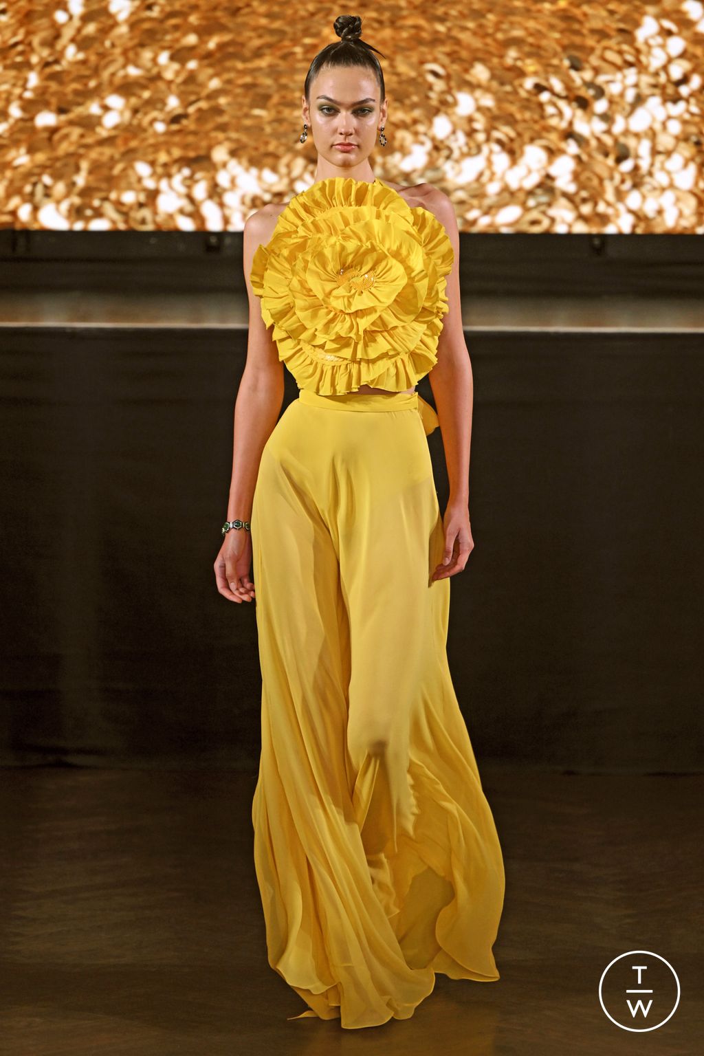 Fashion Week New York Spring/Summer 2023 look 17 from the Naeem Khan collection 女装