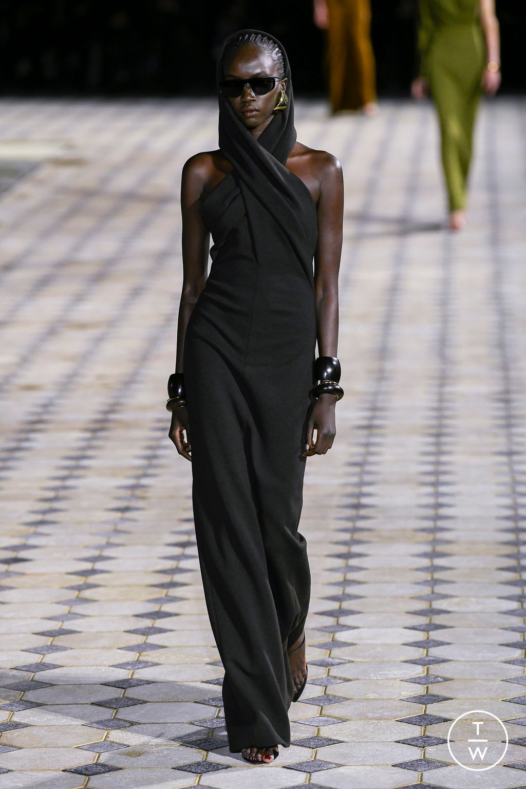 Fashion Week Paris Spring/Summer 2023 look 10 from the Saint Laurent collection 女装